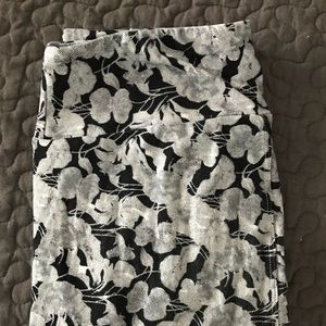 Lularoe OS legging, black and white floral.